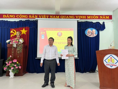 LỄ KẾT NẠP ĐẢNG VIÊN MỚI VÀ TRAO QUYẾT ĐỊNH ĐẢNG VIÊN CHÍNH THỨC CỦA CHI BỘ TRƯỜNG THCS PHÚ CƯỜNG