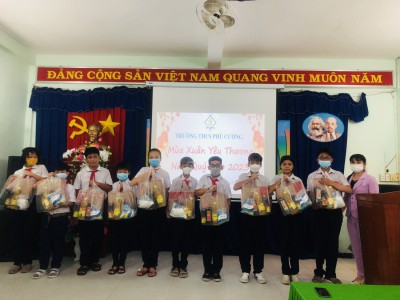 LIÊN ĐỘI TRƯỜNG THCS PHÚ CƯỜNG  TRAO QUÀ TẾT XUÂN QUÝ MÃO NĂM 2023 CHO CÁC EM HỌC SINH CÓ HOÀN CẢNH KHÓ KHĂN TRONG TRƯỜNG