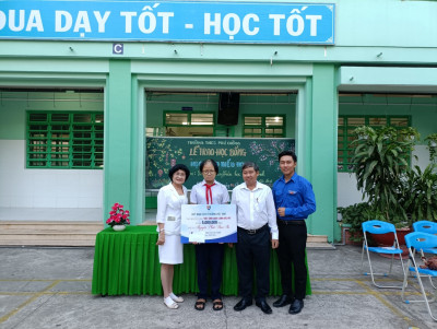 LỄ TRAO HỌC BỔNG HỌC SINH HIẾU HỌC DO TRƯỜNG TRUNG TIỂU HỌC VIỆT ANH 3 TÀI TRỢ