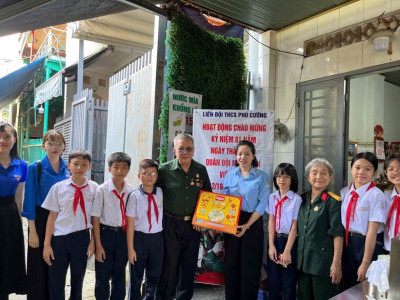 LIÊN ĐỘI THCS PHÚ CƯỜNG: HÀNH TRÌNH "UỐNG NƯỚC NHỚ NGUỒN" – ẤM ÁP NGHĨA TÌNH NGÀY 22/12