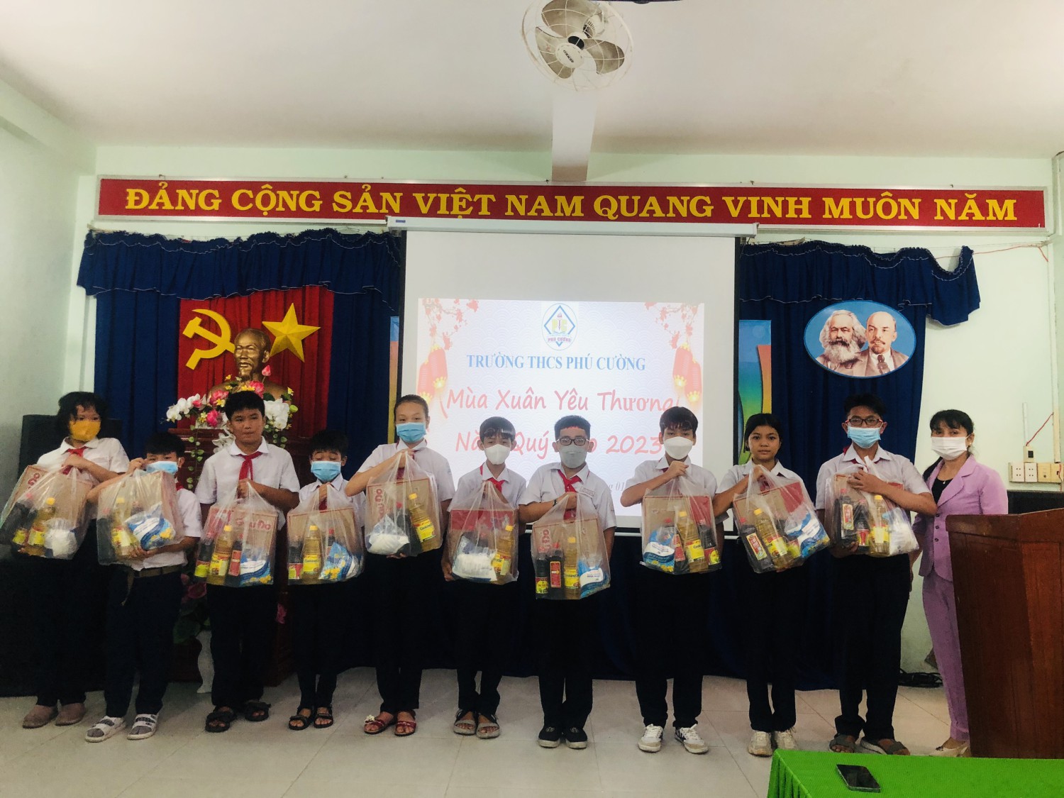 LIÊN ĐỘI TRƯỜNG THCS PHÚ CƯỜNG  TRAO QUÀ TẾT XUÂN QUÝ MÃO NĂM 2023 CHO CÁC EM HỌC SINH CÓ HOÀN CẢNH KHÓ KHĂN TRONG TRƯỜNG