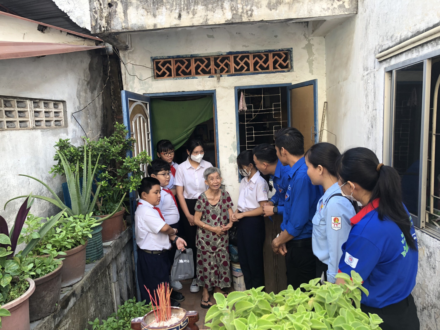 LIÊN ĐỘI TRƯỜNG THCS PHÚ CƯỜNG TỔ CHỨC CÔNG TÁC “TRẦN QUỐC TOẢN” QUA CÁC HOẠT ĐỘNG ĐỀN ƠN ĐÁP NGHĨA NĂM HỌC 2022 - 2023