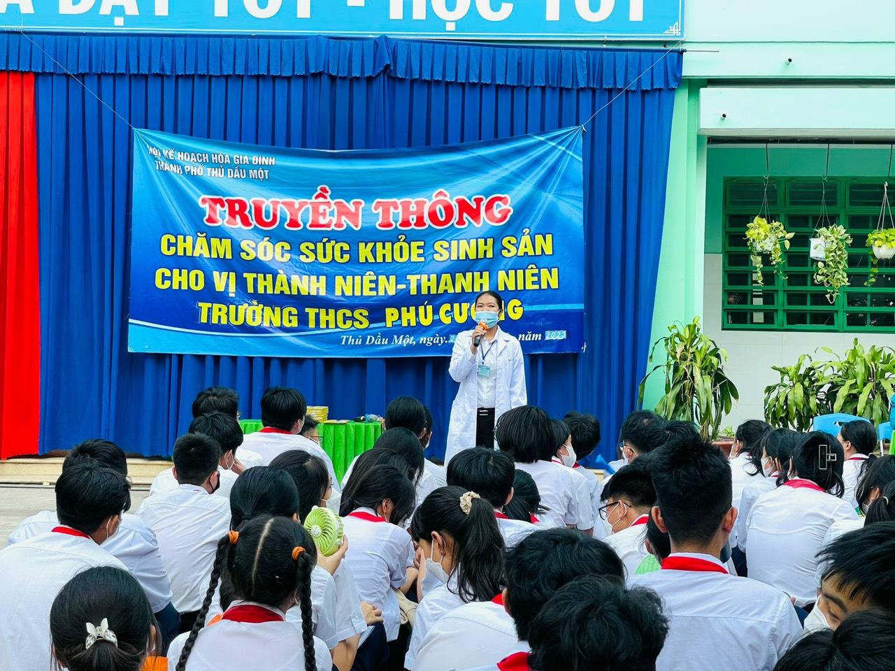 TRƯỜNG THCS PHÚ CƯỜNG PHỐI HỢP VỚI TRUNG TÂM Y TẾ THÀNH PHỐ THỦ DẦU MỘT TỔ CHỨC TRUYỀN THÔNG CHĂM SÓC SỨC KHỎE SINH SẢN CHO HỌC SINH KHỐI 7, 8