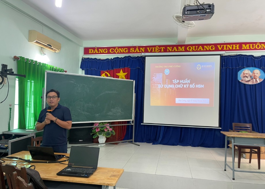 TRƯỜNG THCS PHÚ CƯỜNG TỔ CHỨC TẬP HUẤN CHỮ KÝ SỐ CHO GIÁO VIÊN