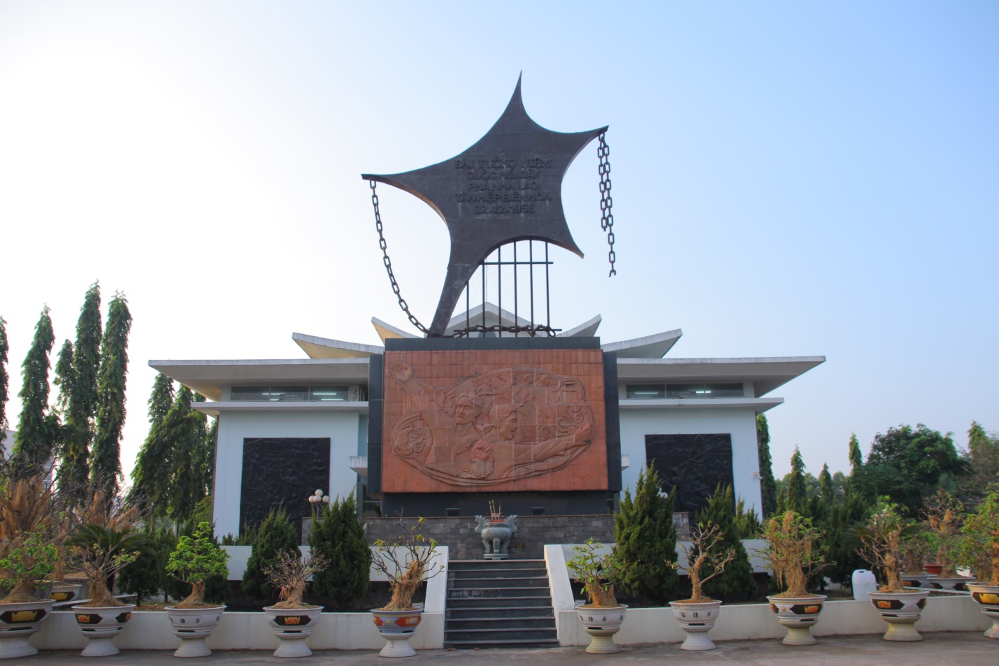 HỌC SINH THAM QUAN, TÌM HIỂU ĐỊA DANH, DI TÍCH LỊCH SỬ CÁCH MẠNG