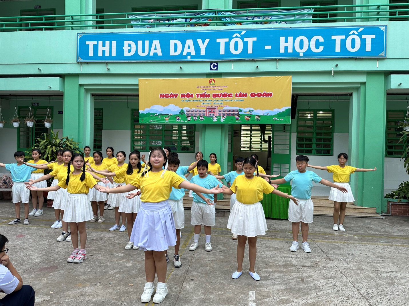 LIÊN ĐỘI TỔ CHỨC NGÀY HỘI TIẾN BƯỚC LÊN ĐOÀN