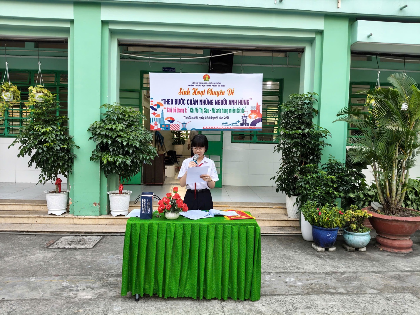 LIÊN ĐỘI SINH HOẠT CHUYÊN ĐỀ "THEO BƯỚC CHÂN NHỮNG NGƯỜI ANH HÙNG" CHỦ ĐIỂM THÁNG 1: “VÕ THỊ SÁU – NỮ ANH HÙNG MIỀN ĐẤT ĐỎ”