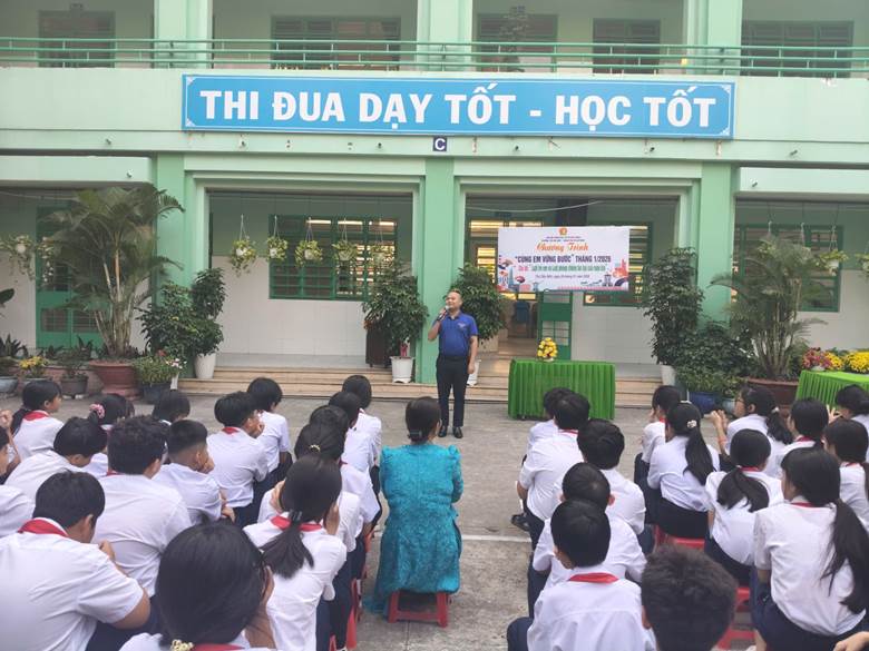 LIÊN ĐỘI THCS PHÚ CƯỜNG TỔ CHỨC CHƯƠNG TRÌNH “CÙNG EM VỮNG BƯỚC”: TUYÊN TRUYỀN LUẬT TRẺ EM VÀ LUẬT PHÒNG, CHỐNG TÁC HẠI CỦA RƯỢU, BIA