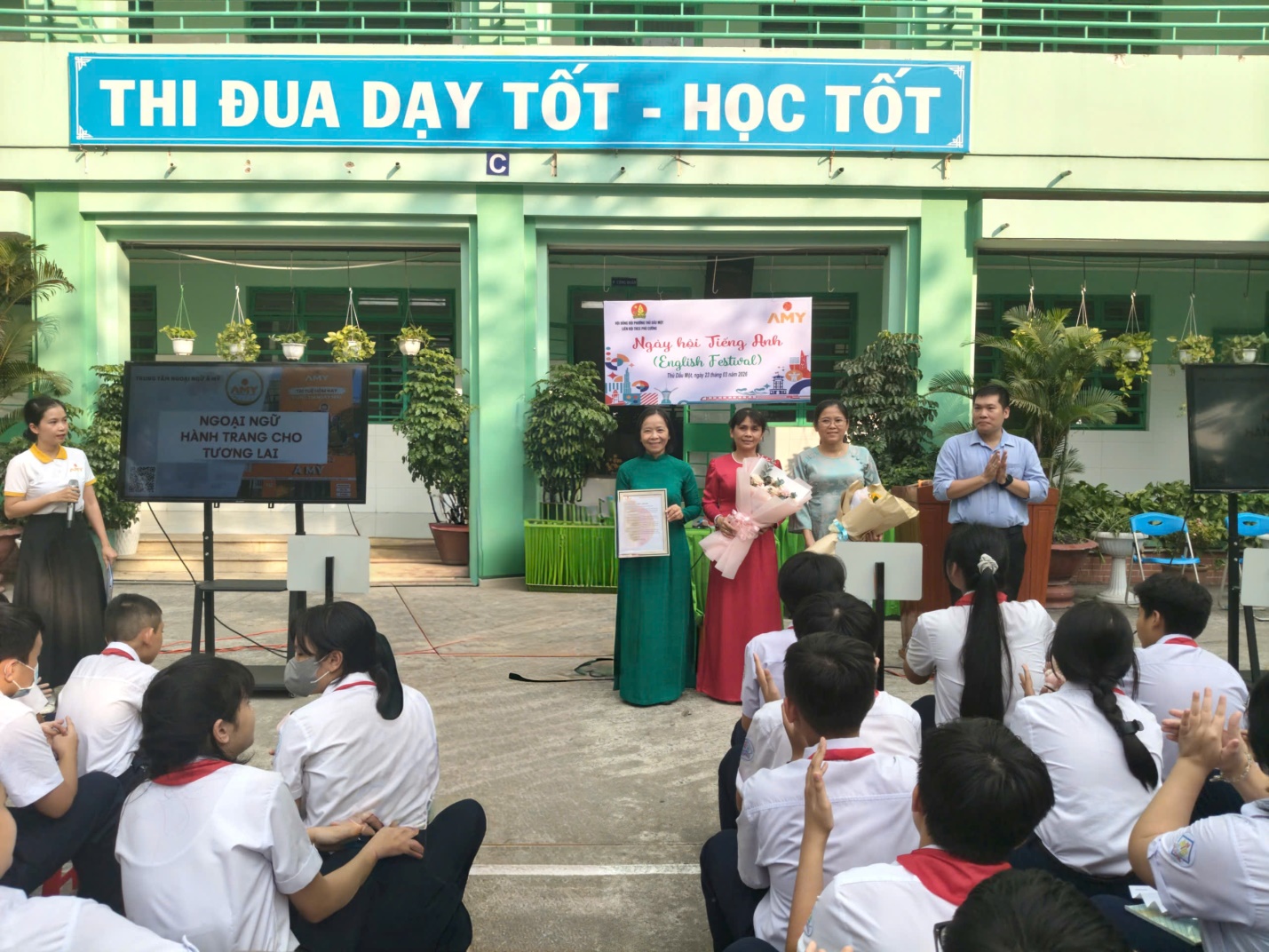 SÔI NỔI NGÀY HỘI TIẾNG ANH (ENGLISH FESTIVAL) TẠI TRƯỜNG THCS PHÚ CƯỜNG