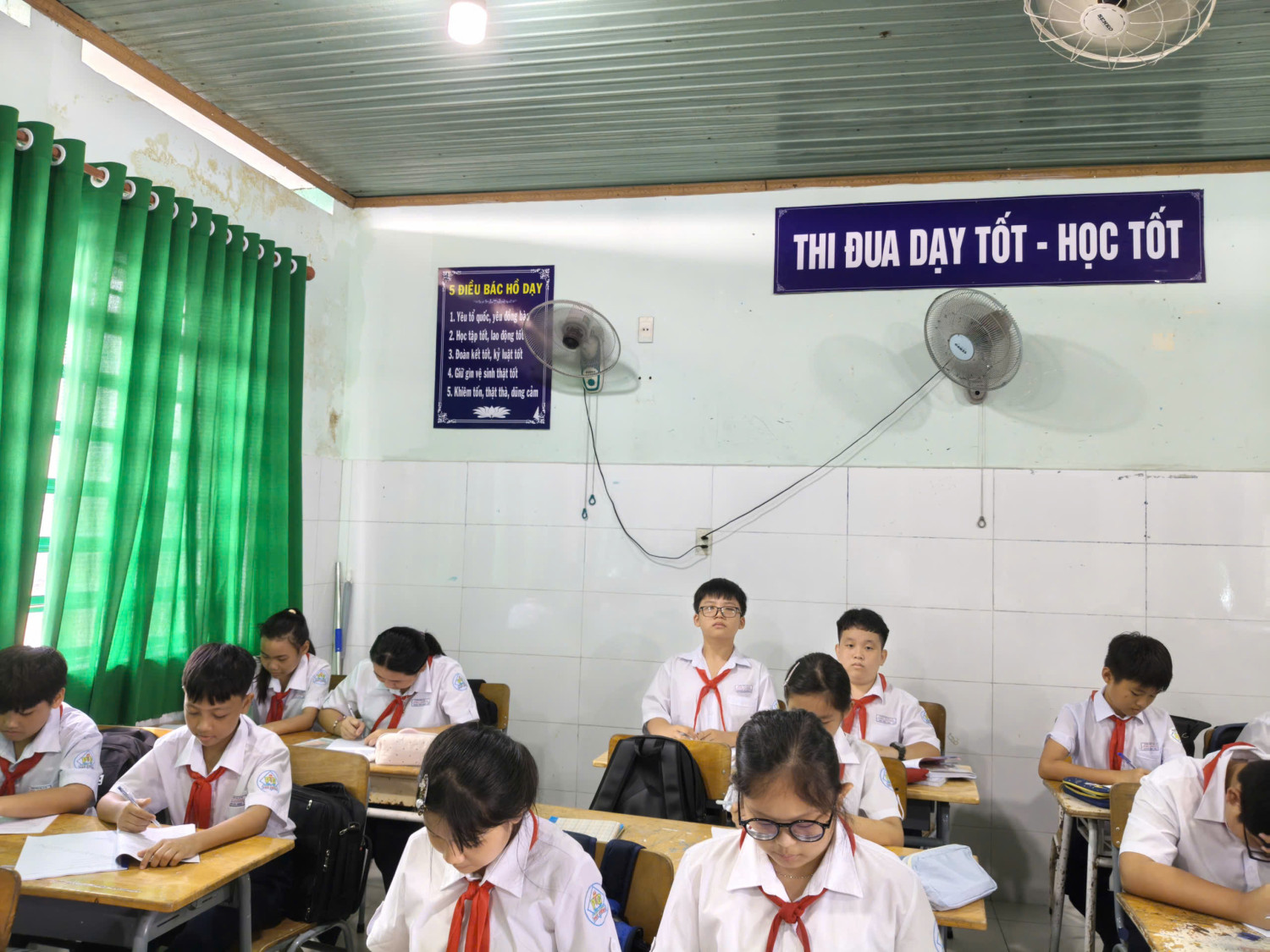 LIÊN ĐỘI PHÁT ĐỘNG PHONG TRÀO “LỚP EM TREO ẢNH BÁC HỒ” VÀ THỰC HIỆN “MỖI GÓC HỌC TẬP LÀ MỘT KHÔNG GIAN BÁC HỒ TẠI NHÀ” NĂM HỌC 2026-2027