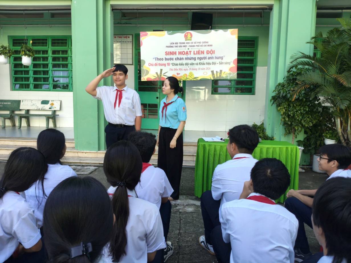 SINH HOẠT LIÊN ĐỘI “THEO BƯỚC CHÂN NHỮNG NGƯỜI ANH HÙNG” – CHỦ ĐỀ THÁNG 10: “CHÀO KIỂU ĐỘI VIÊN VÀ KHẨU HIỆU ĐỘI – SẴN SÀNG”